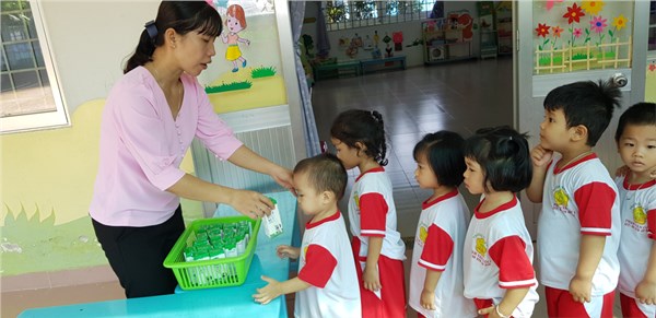 Cô phát sữa cho bé.jpg